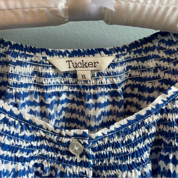 Tucker Silk Blend Women’s Blouse Size XL Blue White Blurred Stripes Pearl Button - Picture 4 of 10